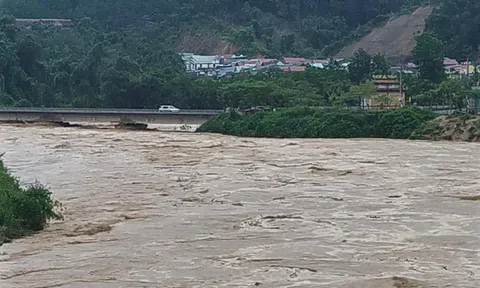 Ngôi làng ở miền núi Quảng Nam chìm trong lũ quét